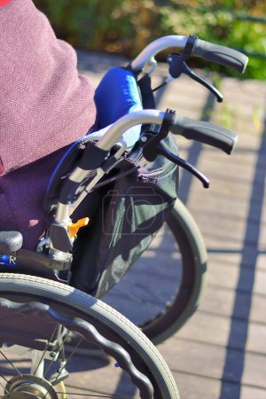 Foto de Foto recortada del hombre discapacitado en silla de ruedas en el parque - Imagen libre de derechos