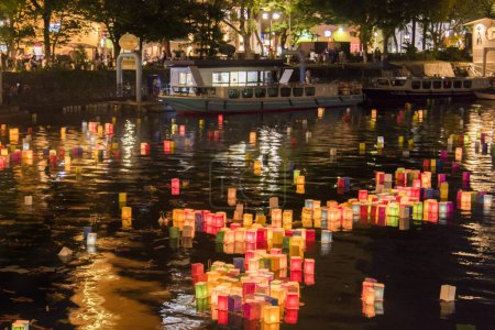 Festival de Obon, linternas de colores flotando en el lago Shinji, Matsue, Japón