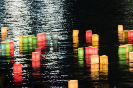 Téléchargez les photos : Obon Festival, colorful lanterns floating on Lake Shinji, Matsue, Japan - en image libre de droit