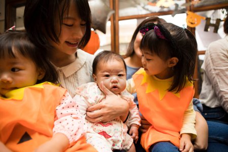 Téléchargez les photos : Asiatiques jeunes mères et leurs petits enfants mignons célébrant Halloween - en image libre de droit