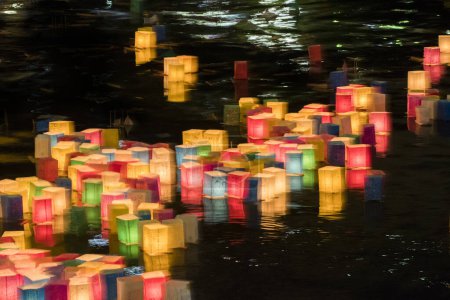 Obon Festival, bunte Laternen, die auf dem Shinji-See schweben, Matsue, Japan