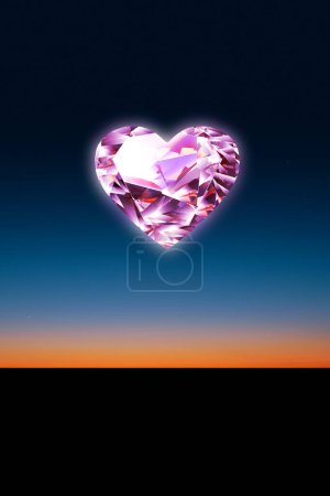 Foto de Diamante de cristal en forma de corazón en el cielo puesta del sol - Imagen libre de derechos
