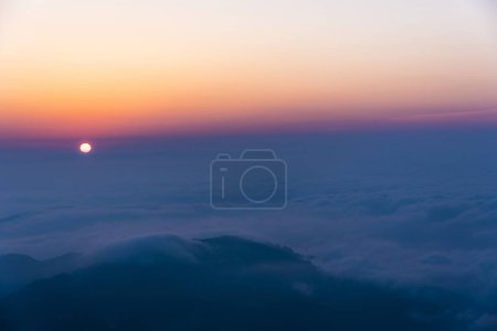 Téléchargez les photos : Scène de lever de soleil avec nuages et lumière du soleil le matin - en image libre de droit