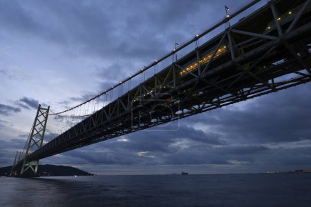 Téléchargez les photos : Vue du bas du pont sur la rivière au Japon au coucher du soleil - en image libre de droit