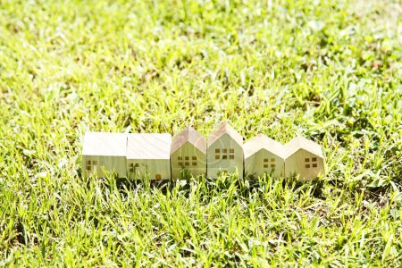 Téléchargez les photos : Maisons miniatures modèle sur le fond d'herbe. - en image libre de droit