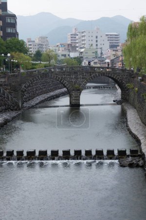 Pont Megane (pont Spectacles) à Nagasaki, Japon sur la rivière Nakashima 