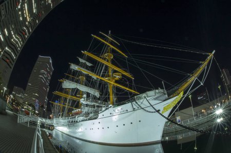 Téléchargez les photos : Nippon Maru est un navire-musée japonais et un ancien navire-école. Il est amarré en permanence dans le port de Yokohama, dans le Nippon Maru Memorial Park, Japon - en image libre de droit