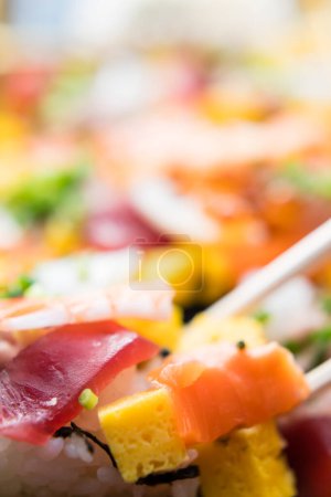 Téléchargez les photos : Vue rapprochée de délicieux plats asiatiques. Salade avec omelette, caviar, poisson et fruits de mer - en image libre de droit