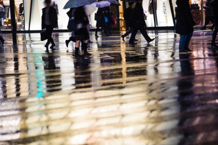 Téléchargez les photos : Les gens dans la rue pendant les jours de pluie - en image libre de droit