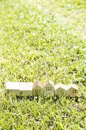 Téléchargez les photos : Maisons miniatures modèle sur le fond d'herbe. - en image libre de droit