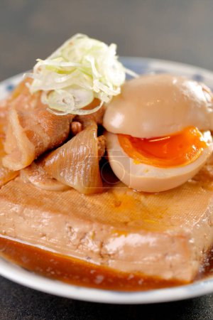 Téléchargez les photos : Cuisine japonaise. porc braisé, tofu et oeuf - en image libre de droit