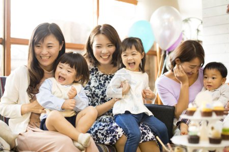 Japanische Frauen mit Kindern sitzen mit Essen am Tisch. Festkonzept