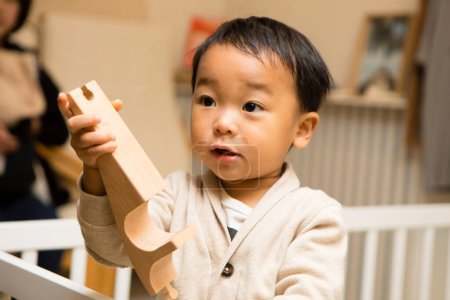 Foto de Niño jugando con juguete en cuna con juguete - Imagen libre de derechos