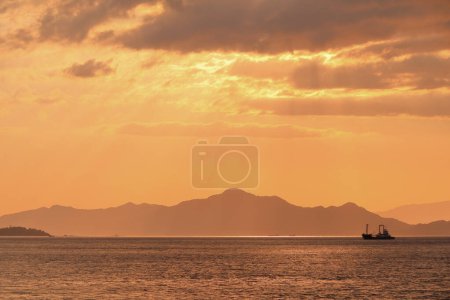 Foto de Hermoso atardecer sobre el mar - Imagen libre de derechos