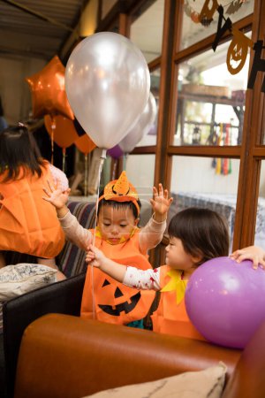 Téléchargez les photos : Mignon asiatique les enfants avoir amusant à halloween fête. - en image libre de droit
