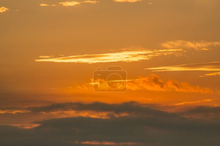Foto de Cielo colorido atardecer con nubes, paisaje natural fondo. - Imagen libre de derechos