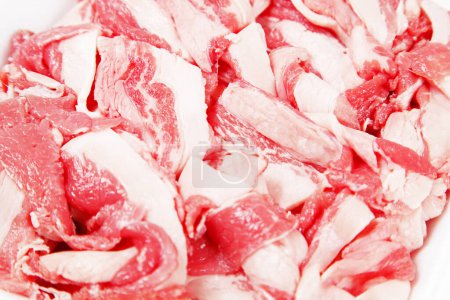 Foto de Carne fresca cruda en rodajas en el plato, vista de cerca - Imagen libre de derechos