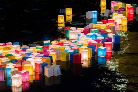 Obon Festival, bunte Laternen, die auf dem Shinji-See schweben, Matsue, Japan