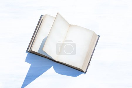 Téléchargez les photos : Vieux livre vide vintage sur fond en bois - en image libre de droit