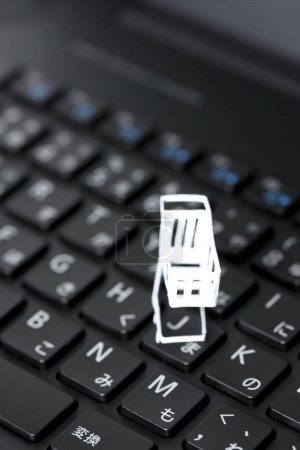 Foto de Concepto de compras en línea con teclado con carrito de compras - Imagen libre de derechos