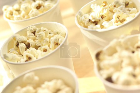 Téléchargez les photos : Savoureux maïs soufflé dans des tasses en papier - en image libre de droit