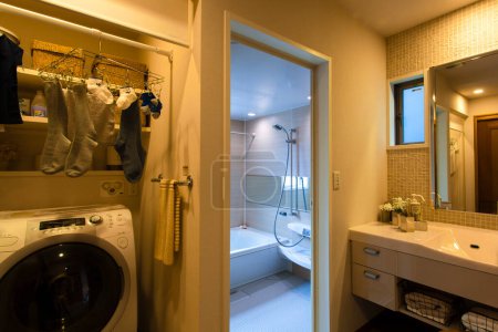 Téléchargez les photos : Une salle de bain avec une laveuse et un WC - en image libre de droit