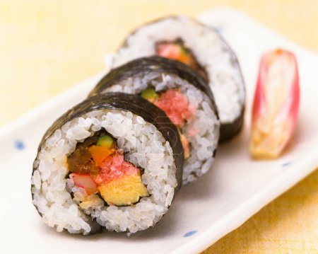 Téléchargez les photos : Rouleau de sushi au saumon, avocat et anguille, fromage et concombre, nourriture japonaise - en image libre de droit