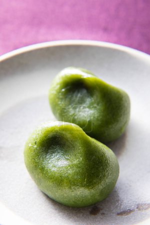 Téléchargez les photos : Matcha Mochi dessert japonais. Boules de riz vert doux - en image libre de droit