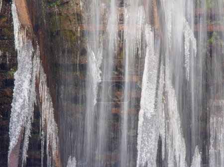 Téléchargez les photos : Vue rapprochée de la chute d'eau en hiver - en image libre de droit