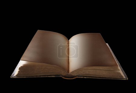 Téléchargez les photos : Vieux livre ouvert sur fond noir - en image libre de droit