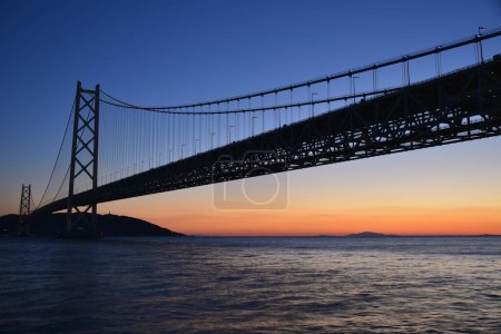 Le pont Akashi Kaikyo, un pont suspendu qui relie la ville de Kobe sur l'île japonaise de Honshu à Iwaya, Awaji sur l'île d'Awaji, Japon 