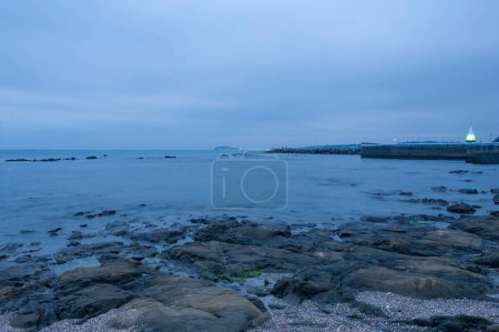Foto de Faro en la costa por la noche - Imagen libre de derechos