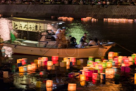 Téléchargez les photos : Festival Obon, lanternes colorées flottant sur le lac Shinji, Matsue, Japon - en image libre de droit