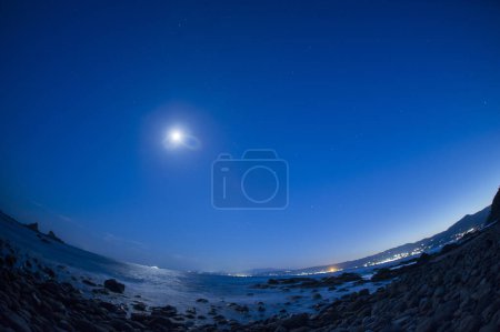 Foto de Hermosa vista del mar y la luna en el cielo nocturno - Imagen libre de derechos