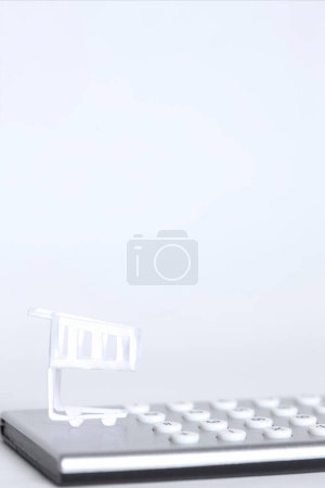 Téléchargez les photos : Train de papier découpé isolé sur fond blanc - en image libre de droit