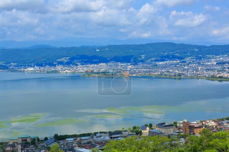 Blick auf den Suwa-See im Kiso-Gebirge, in der zentralen Region der Präfektur Nagano, Japan