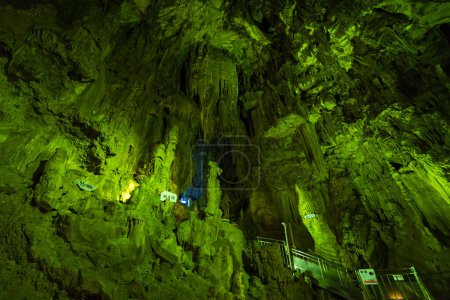 Téléchargez les photos : Vue mystérieuse de grotte de pierre sombre - en image libre de droit