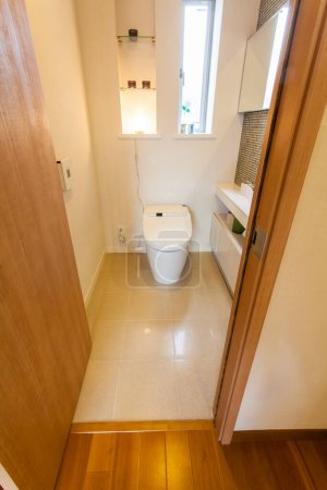 Téléchargez les photos : Une salle de bain avec WC et lavabo - en image libre de droit