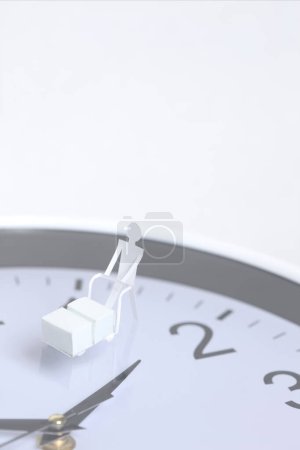 Foto de Concepto de envío fondo con papel recortado figura humana aislado en el fondo del reloj - Imagen libre de derechos