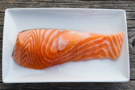 Téléchargez les photos : Steak de saumon cru sur assiette. prêt pour la cuisson - en image libre de droit
