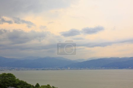 Sonnenuntergang Blick auf den Suwa-See im Kiso-Gebirge, in der zentralen Region der Präfektur Nagano, Japan