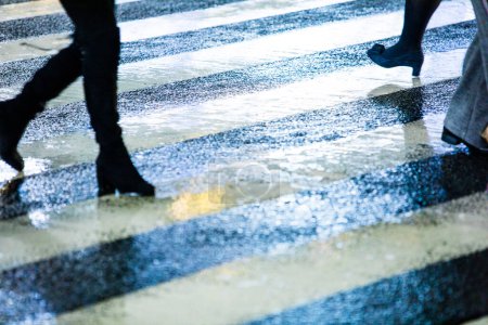 Téléchargez les photos : Les gens marchant dans la rue pendant les jours de pluie - en image libre de droit