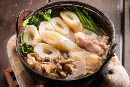 Foto de Vista de cerca de deliciosa comida asiática, sopa con carne de pollo, hierbas, raíces y champiñones - Imagen libre de derechos