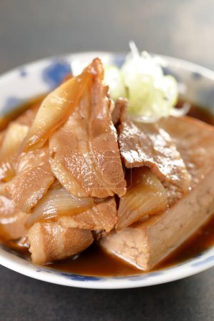 Téléchargez les photos : Cuisine japonaise. porc braisé, tofu en assiette - en image libre de droit