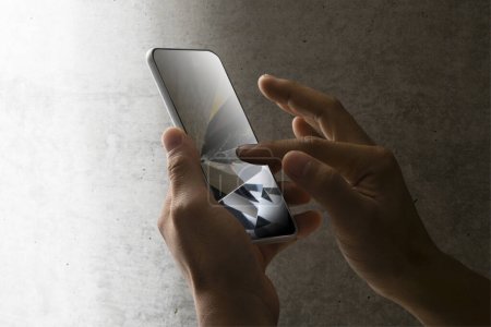 Téléchargez les photos : Mains masculines tenant smartphone avec écran vierge. Concept de conception publicitaire et promotionnelle - en image libre de droit