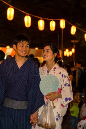 Foto de Joven pareja japonesa vistiendo kimono tradicional en el parque nocturno - Imagen libre de derechos