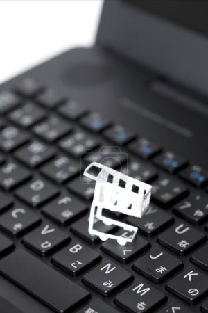 Foto de Concepto de compras en línea con teclado con carrito de compras - Imagen libre de derechos
