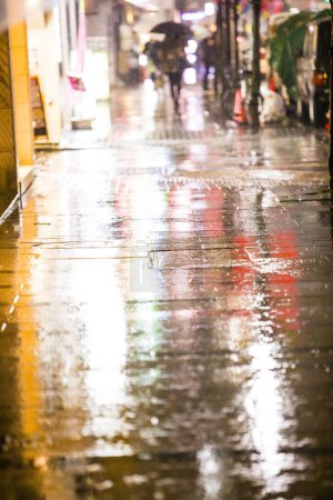 Téléchargez les photos : Trottoir mouillé par temps pluvieux - en image libre de droit