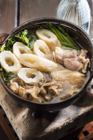 Foto de Vista de cerca de deliciosa comida asiática, sopa con carne de pollo, hierbas, raíces y champiñones - Imagen libre de derechos