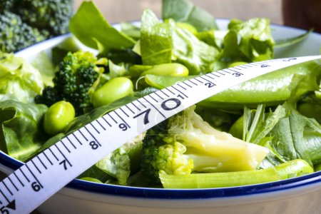 Téléchargez les photos : Nourriture saine. Ruban à mesurer, salade verte, brocoli vert frais aux épinards et haricots edamame - en image libre de droit